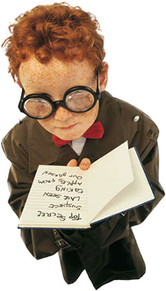 Niño con gafas leyendo un libro